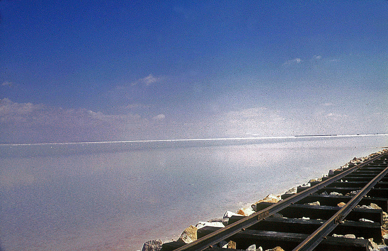 04.09.1968 | Tuz Gölü | Eisenbahnschienen ins weite Salz