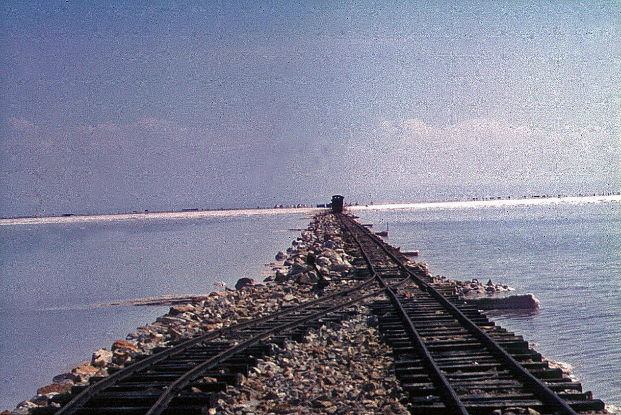 04.09.1968 | Tuz Gölü | Eisenbahnschienen ins weite Salz